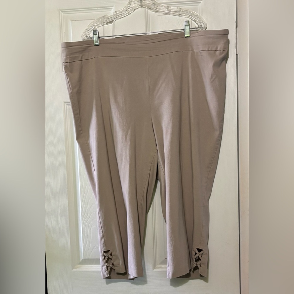 Avenue Women's Tan Capris